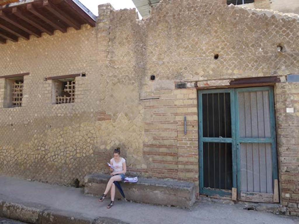 IV.2 Herculaneum, July 2015. Looking towards bench outside entrance doorway. Photo courtesy of Michael Binns.